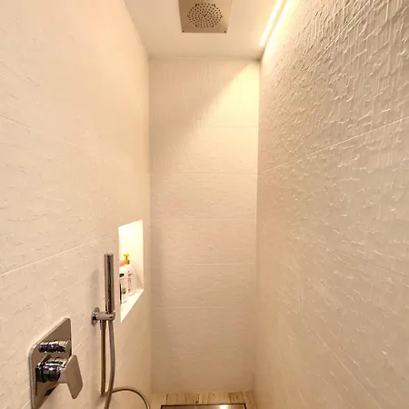 Domus Larius - *